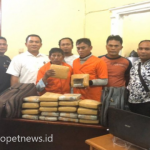 Acara Tukar Kado Tetap Digemari, Bahkan Sampai Dikawal Ketat Petugas