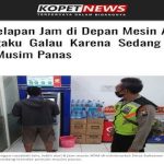 Sudah 8 Jam di Depan Mesin ATM, Pria ini Mengaku Galau Karena Sedang Transfer Pemain Musim Panas
