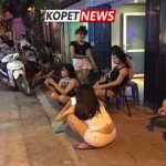 Meski Pak RT’nya Galak, Warga Desa Cisange Tetap Ramah & Sering Menyapa Pria yang Lewat